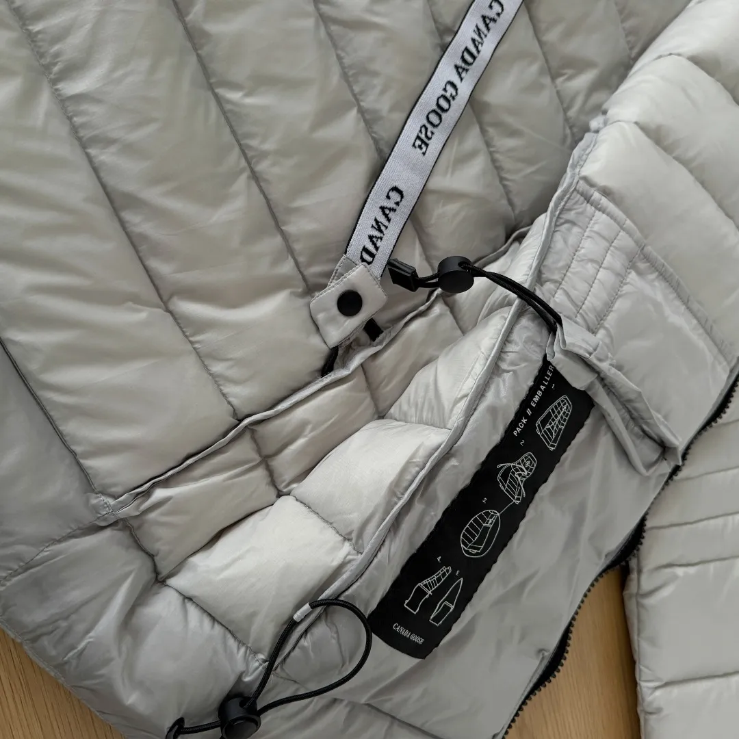Style number: Y 179 top purchasing version 𝘾𝘼𝙉𝘼𝘿𝘼 𝙂𝙊𝙊𝙎𝙀/Canada Goose 2228 thin model. Super Lightweight, no weight on the upper body at all! Show more temperament‼ Canada Goose, a Canadian brand, has always been recognized as the warmest down jacket. Various Instagram celebrities, Internet celebrities, and celebrities often wear it for street photos. I make Canada Goose every year, but I still can’t get rid of my love for the goose. No matter how cold the winter is, there is no need to be afraid. Canada Goose is the legendary warmest down jacket and is known as a must-have for Arctic outdoor sports! The most popular down jacket in the world, celebrities are rushing to buy it, it is a must-have! Sizes: XS-2XL Color: Silver Gray (Red Label) Silver Gray (Black Label), Black (Red Label), Black (Black Label), Dark Blue, Light Blue